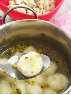 மீதமான சாதத்தி்ல் சுவையான ரசகுல்லா (Left Over Rice Rasagulla REcipe in Tamil) செய்முறை முக்கிய புகைப்படம்
