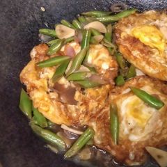 A picture of Sunny Side Up Eggs and Green Beans in Butter Sauce.