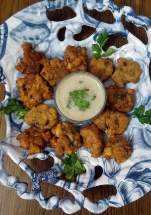 A picture of Singhada & allu ke pakode.