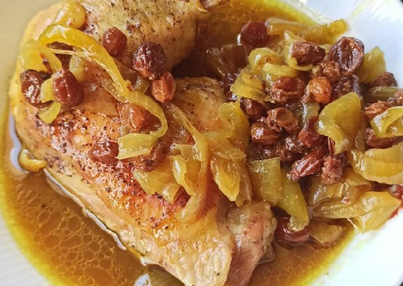 Tajine de poulet aux oignons et raisins secs