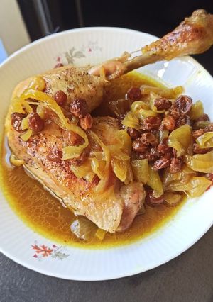 Une photo de Tajine de poulet aux oignons et raisins secs