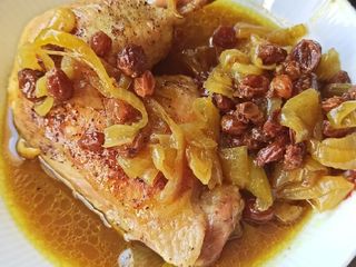 Tajine de poulet aux oignons et raisins secs