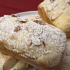 A picture of Mini almond cakes.