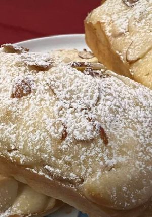 A picture of Mini almond cakes.