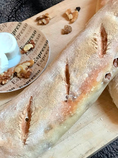 核桃山羊乳酪法式棍子麵包(Baguette with walnuts and goat cheese) 的食譜成品照片