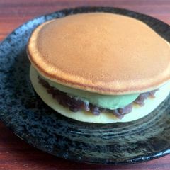 A picture of Dorayaki with Matcha Cream.