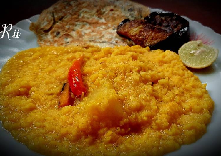 Rainy day platter- khichdi, Omelette and fried brinjal