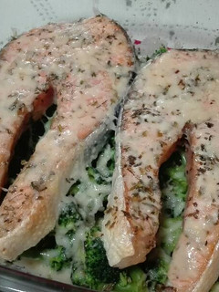 Una foto de Salmón y brócoli al horno