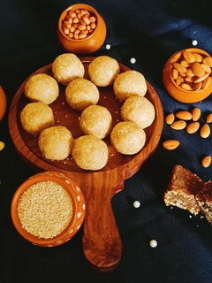 तिल,मूंगफली व गुड के लड्डू (Til mungfali gud ke laddu recipe in Hindi) रेसिपी मुख्य फोटो