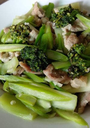 Hình của món Thịt heo xào bông cải xanh, măng tây...giòn & ngọt.