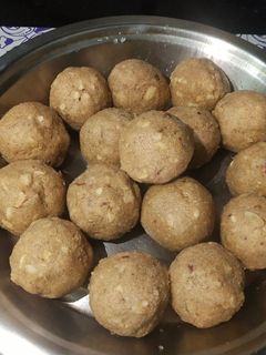 गोंद बाजरे के लड्डू (gond bajre ke ladoo recipe in Hindi) रेसिपी मुख्य फोटो