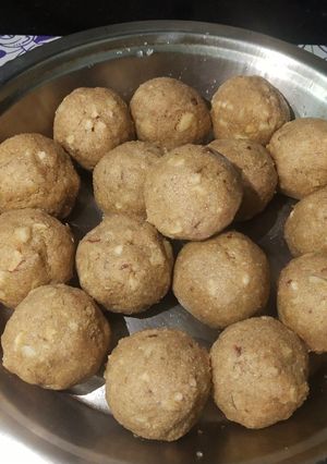 गोंद बाजरे के लड्डू (gond bajre ke ladoo recipe in Hindi) रेसिपी मुख्य फोटो