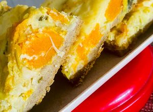 Una foto de TARTA CON MASA CASERA EN LICUADORA🥧CON CUBOS DE ZAPALLO CALABAZA 🎃 VERDEOS, PUERROS Y MUCHO QUESO 🧀