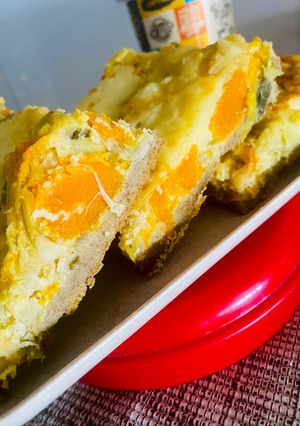 Una foto de TARTA CON MASA CASERA EN LICUADORA🥧CON CUBOS DE ZAPALLO CALABAZA 🎃 VERDEOS, PUERROS Y MUCHO QUESO 🧀