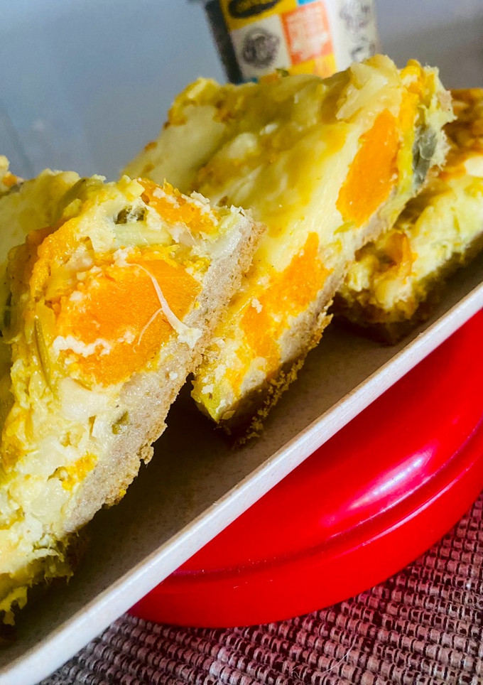 Una foto de TARTA CON MASA CASERA EN LICUADORA🥧CON CUBOS DE ZAPALLO CALABAZA 🎃 VERDEOS, PUERROS Y MUCHO QUESO 🧀