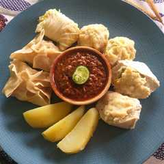 A picture of Siomay.