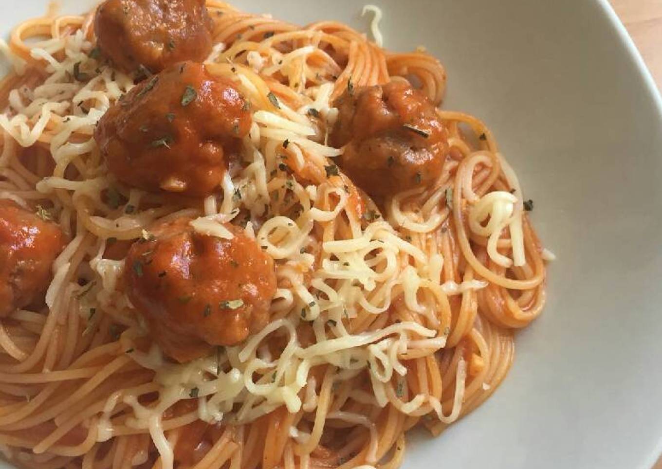 Espaguetis con albóndigas