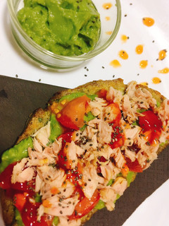 Una foto de Tosta de centeno al huevo, aguacate, atún y sweet Chili