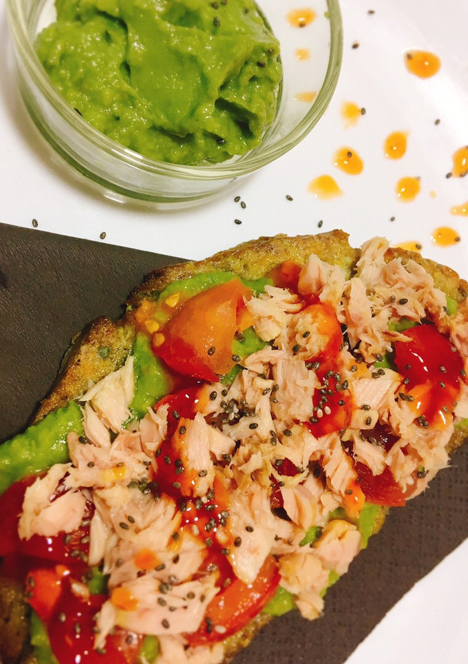 Una foto de Tosta de centeno al huevo, aguacate, atún y sweet Chili