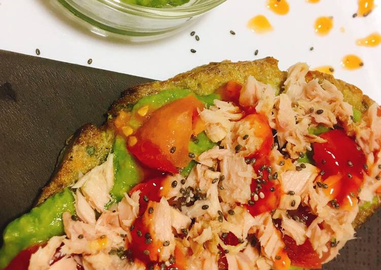 Tosta de centeno al huevo, aguacate, atún y sweet Chili