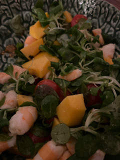 Una foto de Ensalada de langostinos y melocotón