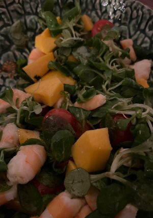 Una foto de Ensalada de langostinos y melocotón
