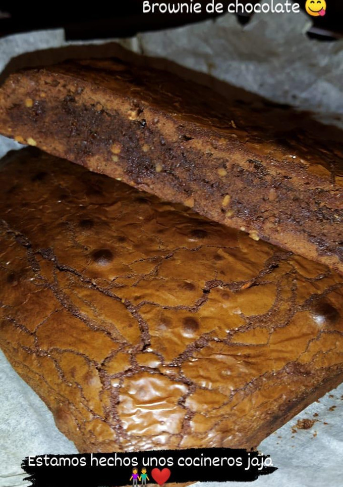 Una foto de Brownie de chocolate y almendras crocanti