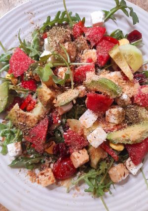 Une photo de Salade estivale pastèque feta roquette