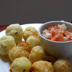 A picture of Bolinho de mandioca (cassava balls)(Cape Verde).