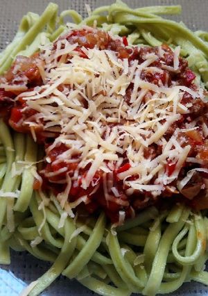 Una foto de Pasta de espinaca con bolognesa