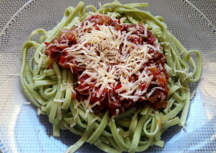 Pasta de espinaca con bolognesa