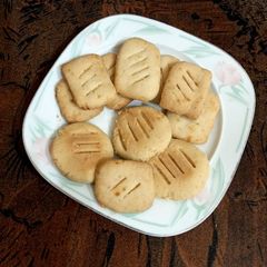 A picture of Bakery style biscuits.