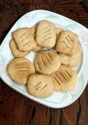 A picture of Bakery style biscuits.