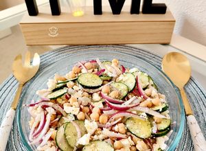 Foto principal de Ensalada de garbanzos con pepino y queso feta