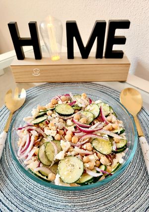Foto principal de Ensalada de garbanzos con pepino y queso feta