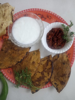 લસણીયા રોટલા (Garlic Rotlo recipe in gujarati) રેસીપી મુખ્ય ફોટો