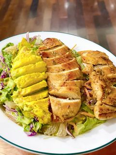 Hình của món Eat clean: Salad gà áp chảo.