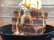 Una foto de brownies con helado