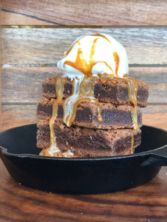 Una foto de Brownies con helado