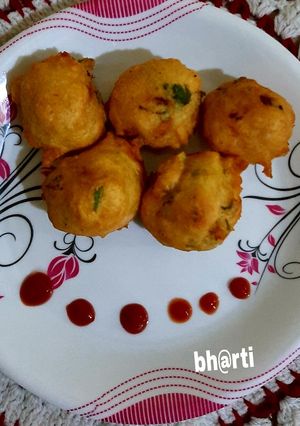 बटाटा वडा (Batata vada recipe in hindi) रेसिपी मुख्य फोटो