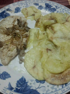 Una foto de Filete de pollo con cebolla y patatas chip al microondas