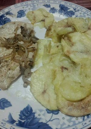 Foto principal de Filete de pollo con cebolla y patatas chip al microondas