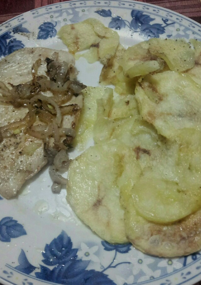 Una foto de Filete de pollo con cebolla y patatas chip al microondas