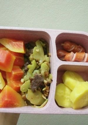Hình của món Bữa trưa #13 khoai lang, xúc xích,su su xào thịt bò, đu đủ luộc.