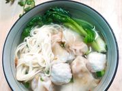 一張魚丸麵的照片