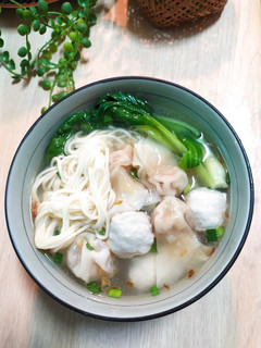 雞湯餛飩魚丸麵 的食譜成品照片