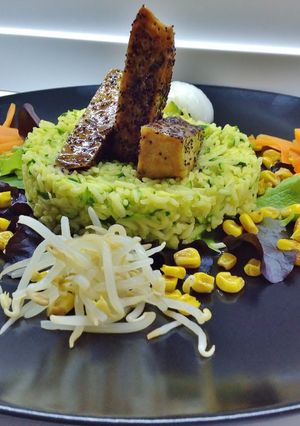 Foto di Tofu con semi di papavero, in salsa teriyaki e riso basmati al curcuma