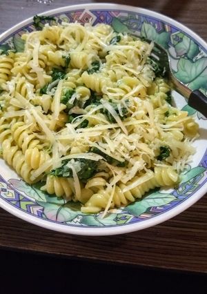 Una foto de Fideos con espinaca salteada 😌