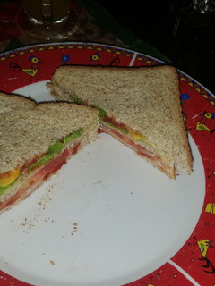 Una foto de Sándwich integral con aguacate
