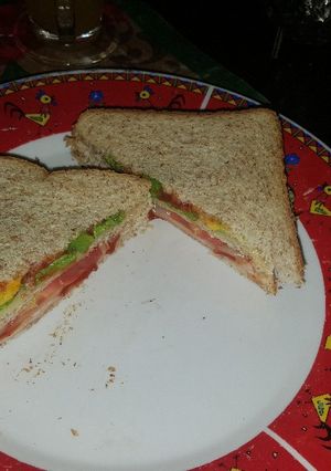 Una foto de Sándwich integral con aguacate